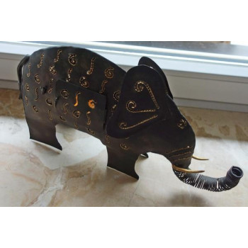 *Elefant aus Schwarzblech...