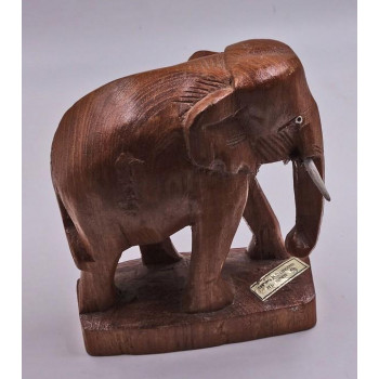 Elefant aus Holz auf Sockel...