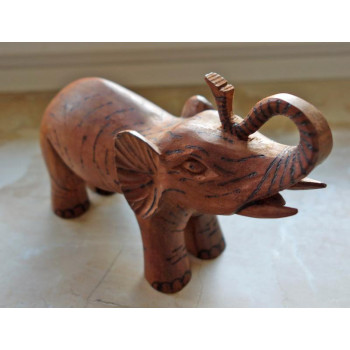Elefant in Holz geshniitzt...