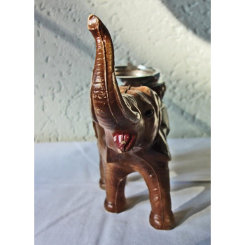 Elefant mit Aschenbecher...
