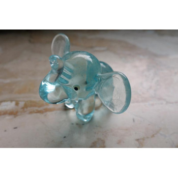 Elefant aus Glas hellblau...